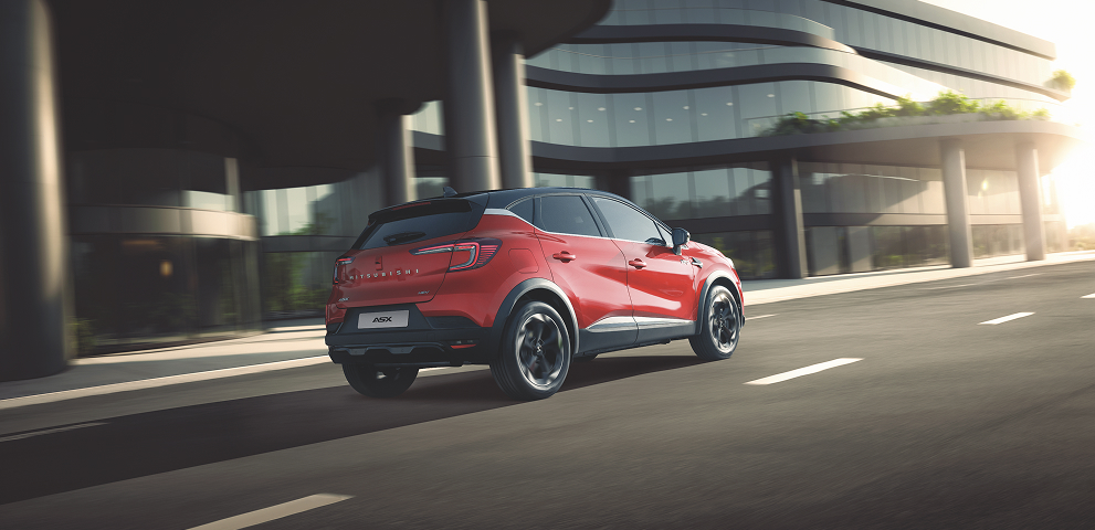 Ein roter Mitsubishi ASX f&auml;hrt durch die Stadt.