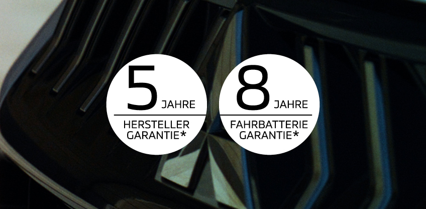 Wei&szlig;e Nahaufnahme der Front eines Autos inkl. Mitsubishi Logo mit zwei runden Hinweisfeldern: &bdquo;5 Jahre Herstellergarantie*&ldquo; und &bdquo;8 Jahre Fahrbatteriegarantie*
