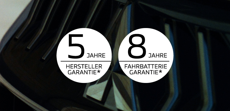 Wei&szlig;e Nahaufnahme der Front eines Autos inkl. Mitsubishi Logo mit zwei runden Hinweisfeldern: &bdquo;5 Jahre Herstellergarantie*&ldquo; und &bdquo;8 Jahre Fahrbatteriegarantie*