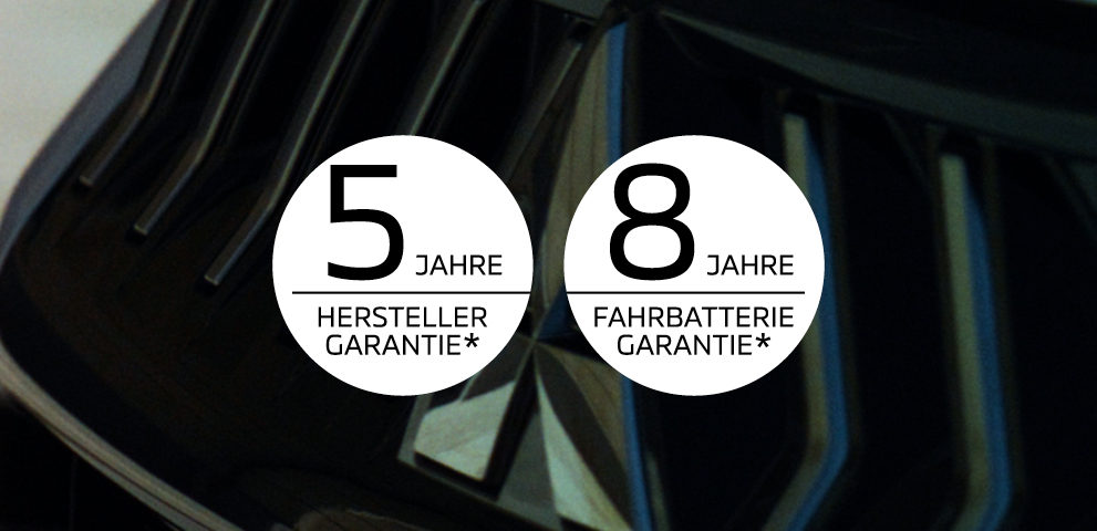 Wei&szlig;e Nahaufnahme der Front eines Autos inkl. Mitsubishi Logo mit zwei runden Hinweisfeldern: &bdquo;5 Jahre Herstellergarantie*&ldquo; und &bdquo;8 Jahre Fahrbatteriegarantie*