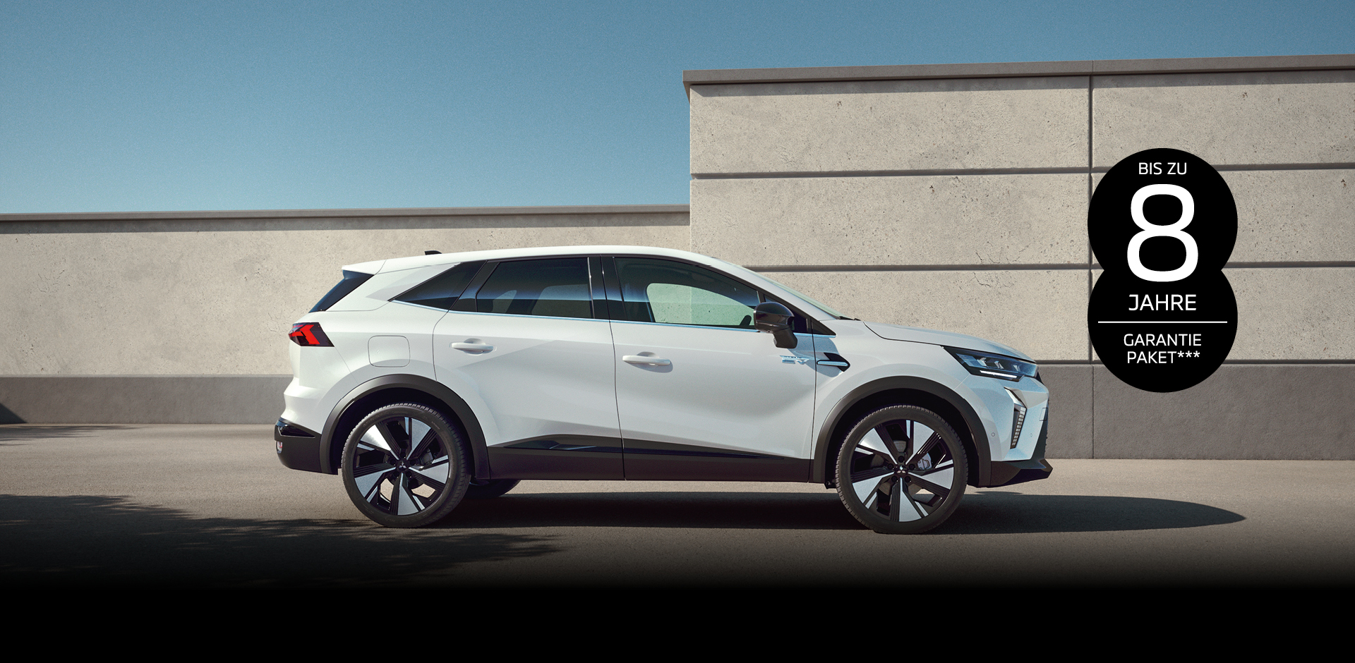 parkender Grandis vor modernem Betonhintergrund