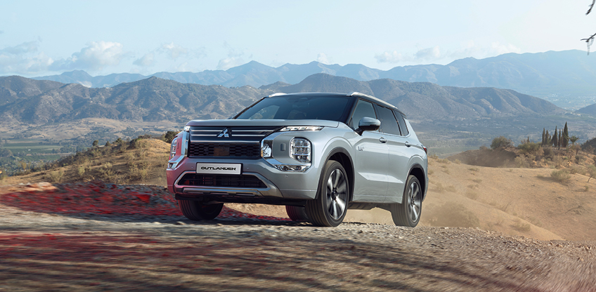 fahrender Outlander in steinigem Gel&auml;nde