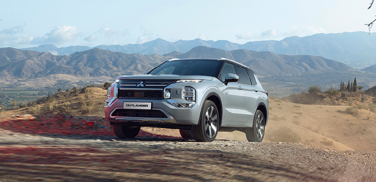 fahrender Outlander in steinigem Gel&auml;nde