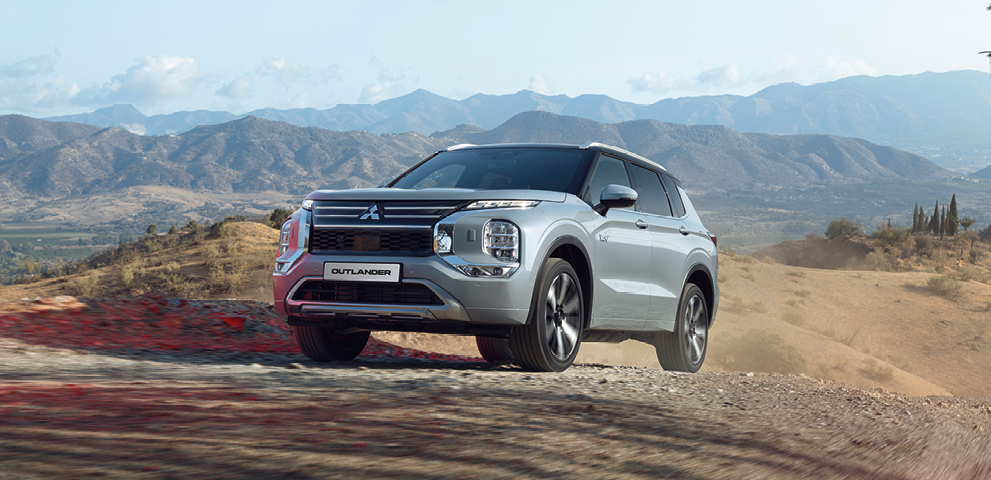 fahrender Outlander in steinigem Gel&auml;nde