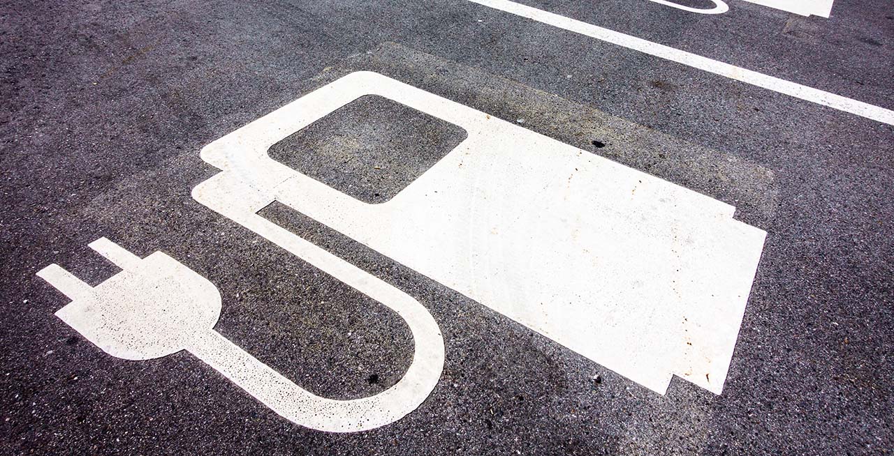 &Ouml;ffentliche Ladestationen nutzen, z. B. mit dem Mitsubishi Eclipse Cross Plug-in Hybrid 