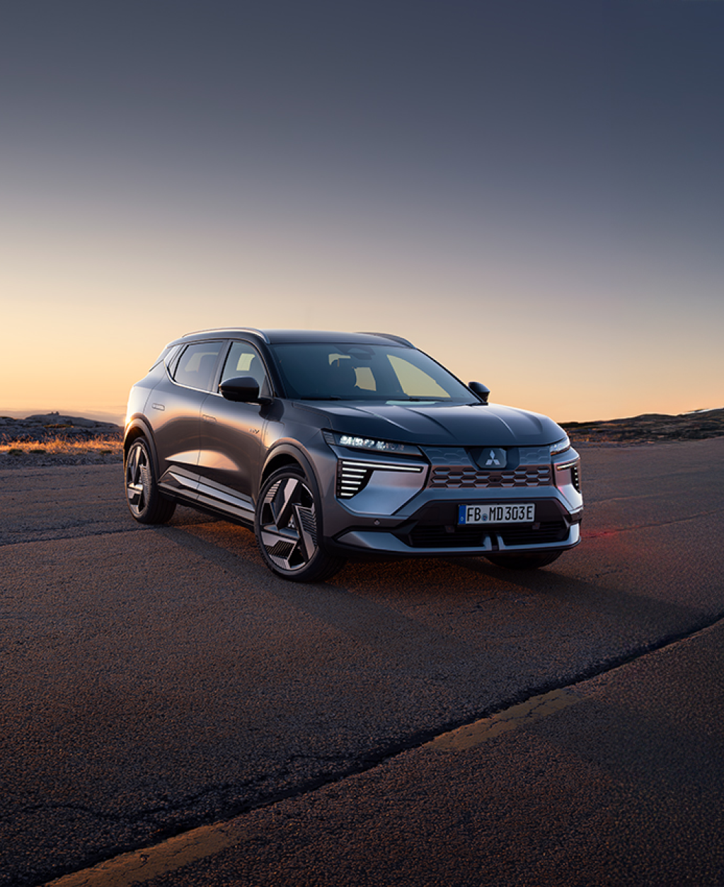 &frac34;-Frontansicht des neuen Eclipse Cross vor tiefstehender Sonne