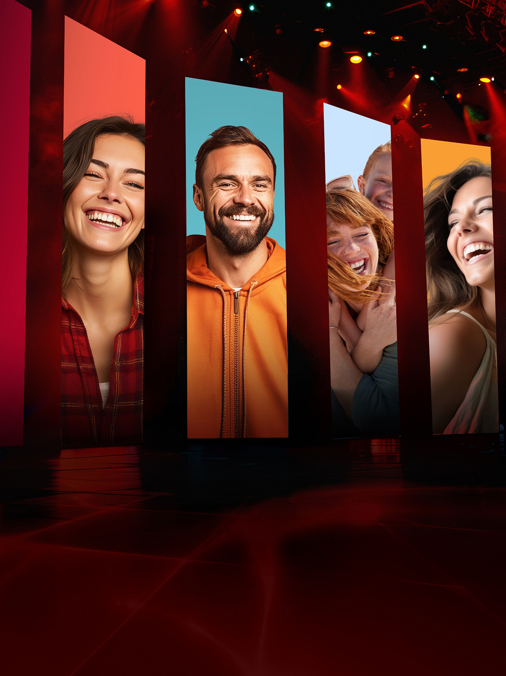 Eine B&uuml;hne mit Bannern auf denen lachende Menschen zu sehen sind