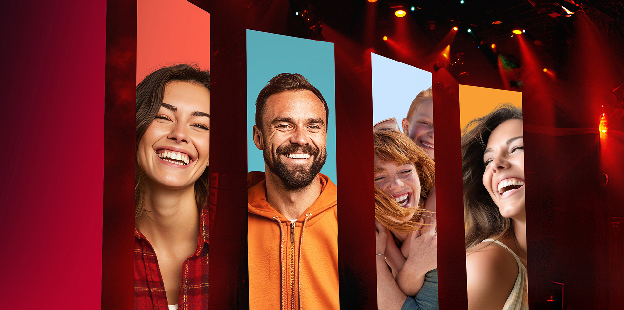 Eine B&uuml;hne mit Bannern auf denen lachende Menschen zu sehen sind