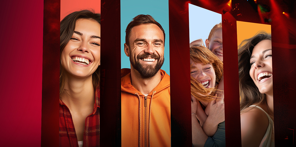 Eine B&uuml;hne mit Bannern auf denen lachende Menschen zu sehen sind