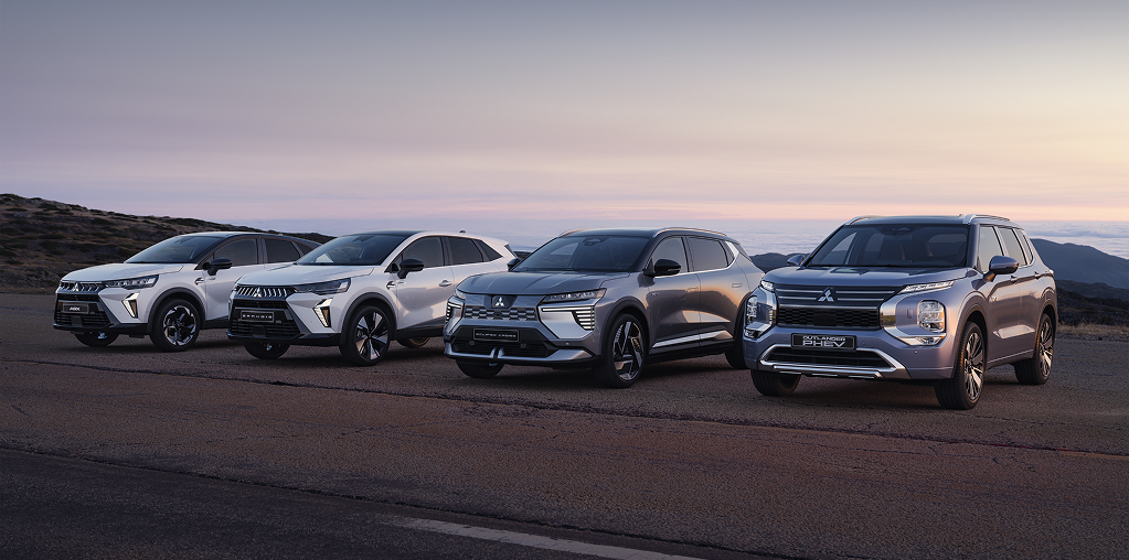 Die Mitsubishi ASX, Grandis, Eclipse Cross und Outlander stehen in der D&auml;mmerung am Stra&szlig;enrand.