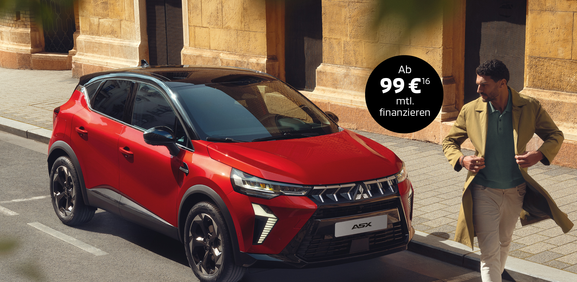 Ein Mann entfernt sich laufend von einem in der Stadt geparkten ASX.