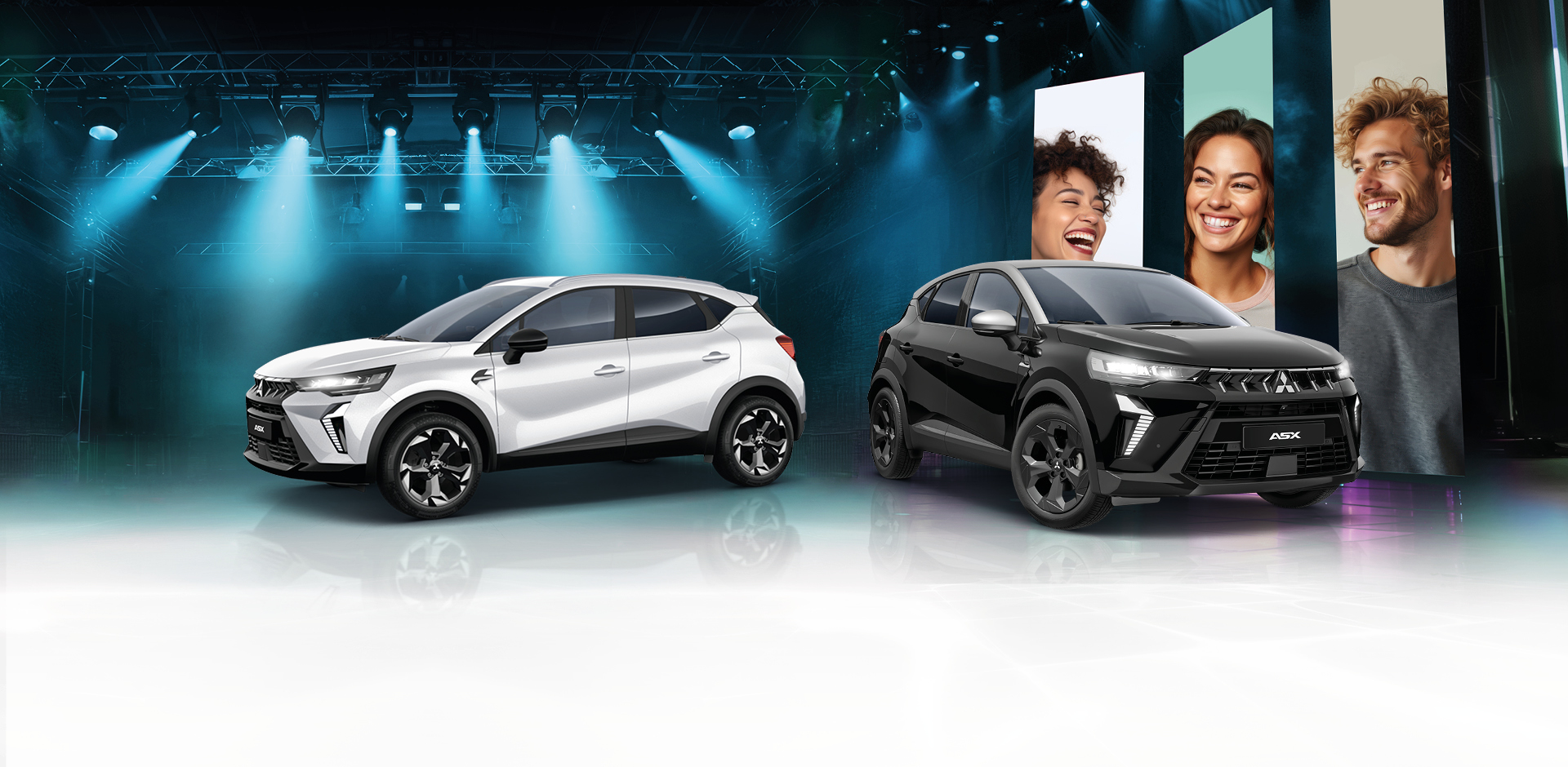 Der Mitsubishi ASX Select in Wei&szlig; und ASX Black in Schwarz auf einer B&uuml;hne mit Lichtinstallation, daneben gro&szlig;e Portr&auml;tbilder im Hintergrund.