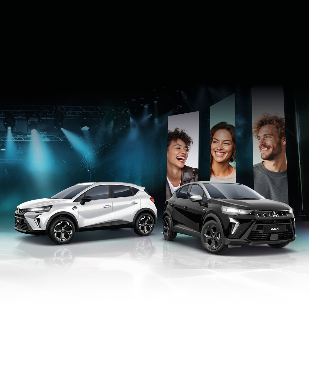 Der Mitsubishi ASX Select in Wei&szlig; und ASX Black in Schwarz auf einer B&uuml;hne mit Lichtinstallation, daneben gro&szlig;e Portr&auml;tbilder im Hintergrund.