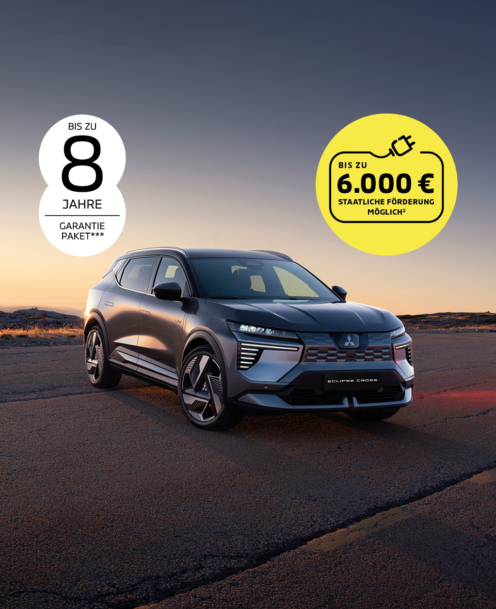 Neuer Mitsubishi Eclipse Cross SUV auf einer Landstra&szlig;e im Sonnenuntergang. Kreise mit Hinweisen auf bis zu 8 Jahre Garantie und bis zu 6.000 Euro staatliche F&ouml;rderung.