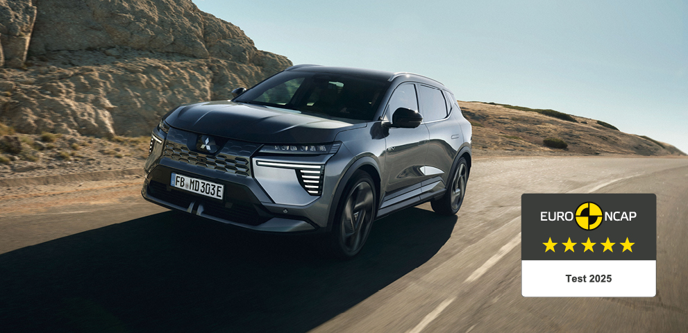 Der neue Mitsubishi Eclipse Cross f&auml;hrt auf der Stra&szlig;e, rechts daneben das 5-Sterne-Euro NCAP-Logo.