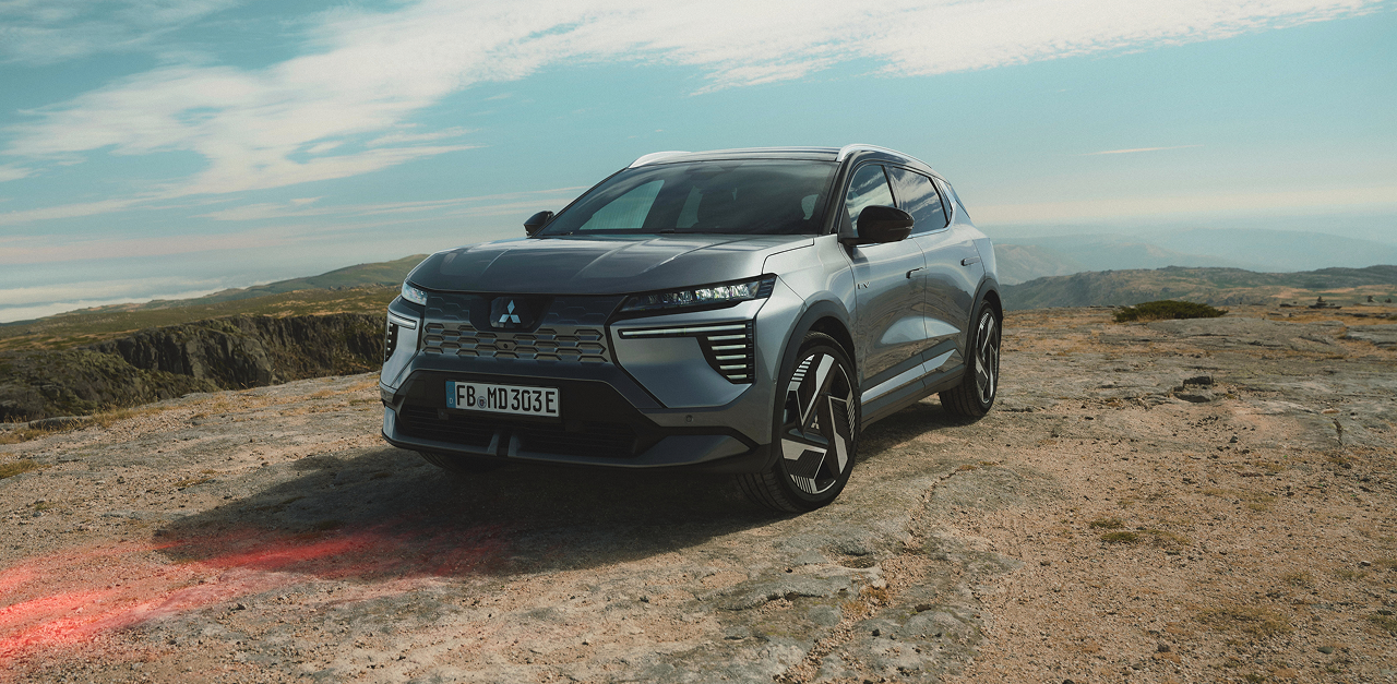 Parkender Eclipse Cross im Gel&auml;nde