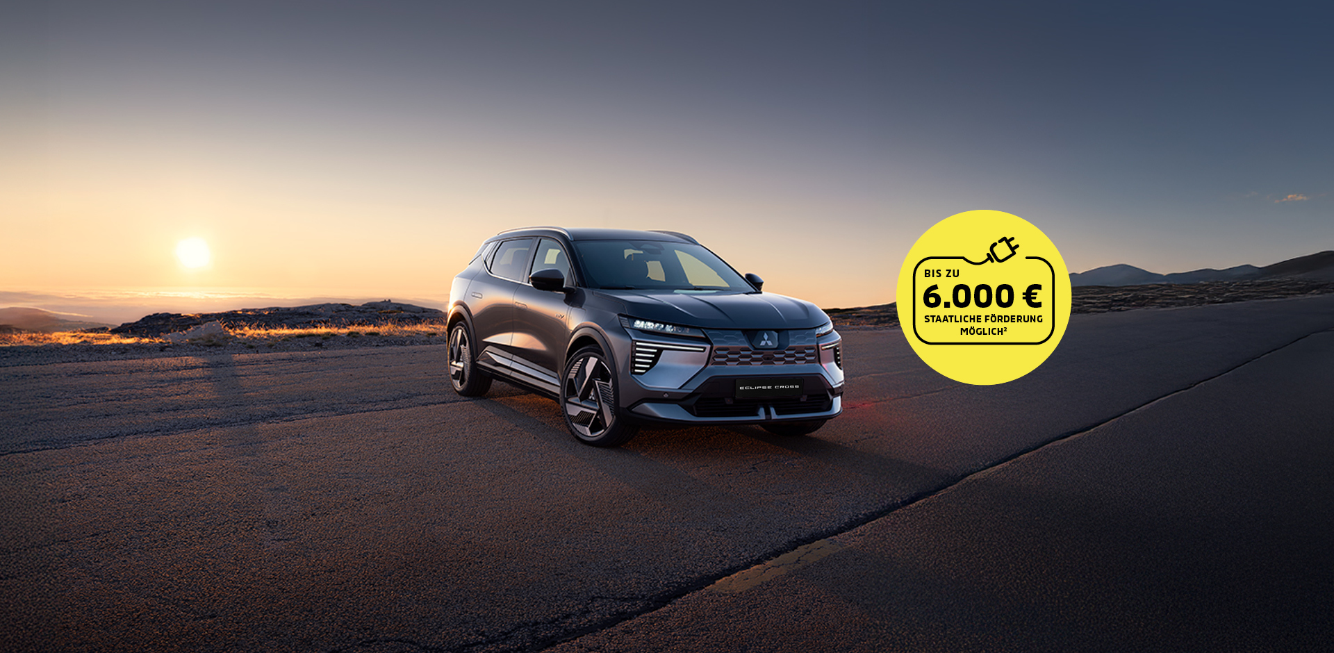 Neuer Mitsubishi Eclipse Cross auf asphaltierter Stra&szlig;e im Sonnenuntergang. Gelber Kreis mit Hinweis auf staatliche F&ouml;rderung bis zu 6.000 Euro.