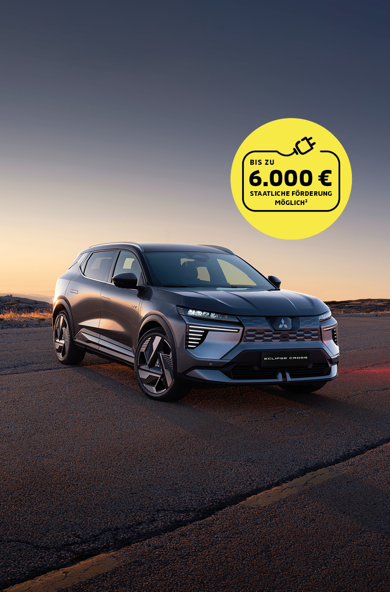 Neuer Mitsubishi Eclipse Cross auf asphaltierter Stra&szlig;e im Sonnenuntergang. Gelber Kreis mit Hinweis auf staatliche F&ouml;rderung bis zu 6.000 Euro.