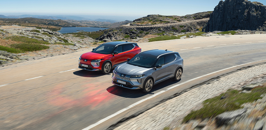 Zwei Mitsubishi Eclipse Cross fahren eine K&uuml;stenstra&szlig;e entlang.