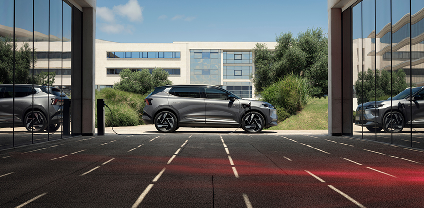 Der neue Mitsubishi Eclipse Cross steht zwischen zwei Geb&auml;uden