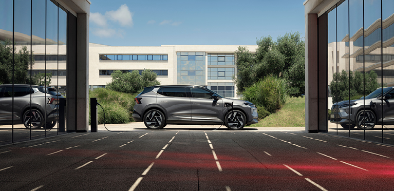 Der neue Mitsubishi Eclipse Cross steht zwischen zwei Geb&auml;uden