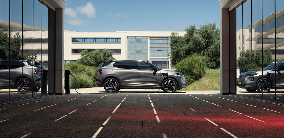 Der neue Mitsubishi Eclipse Cross steht zwischen zwei Geb&auml;uden