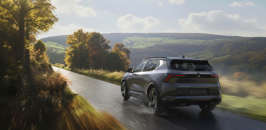 Der neue Mitsubishi Eclipse Cross f&auml;hrt eine Landstra&szlig;e entlang.