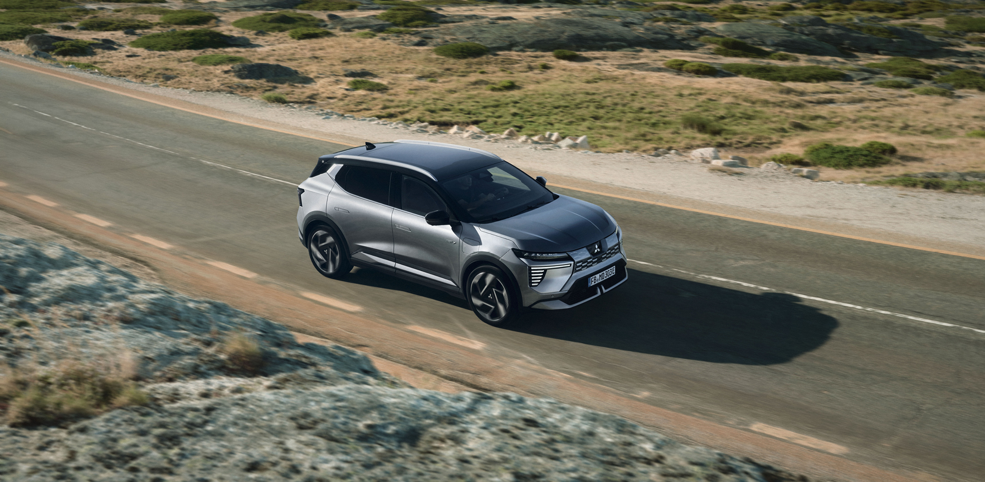Der neue Mitsubishi Eclipse Cross f&auml;hrt die Stra&szlig;e entlang.