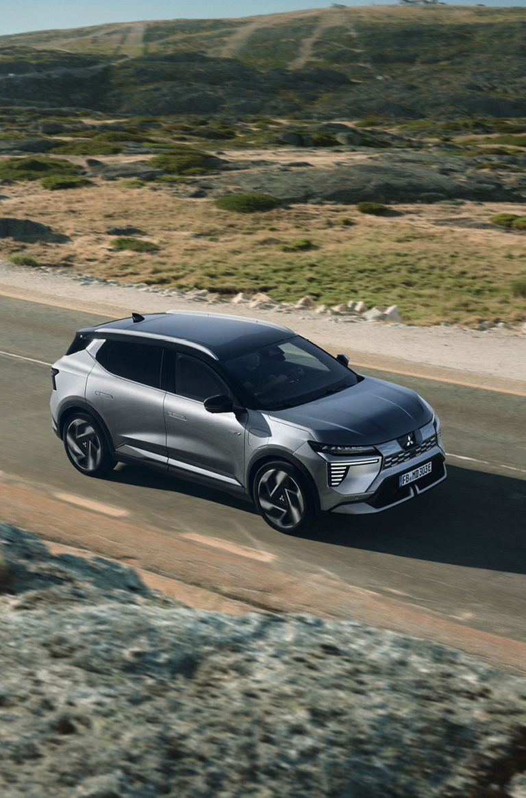 Der neue Mitsubishi Eclipse Cross f&auml;hrt die Stra&szlig;e entlang.