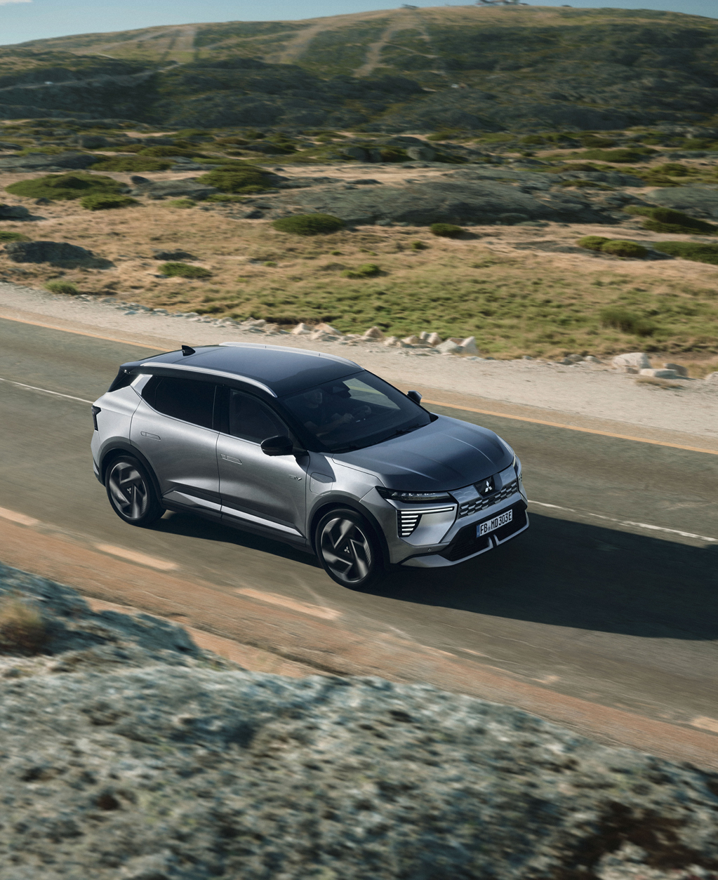 Der neue Mitsubishi Eclipse Cross f&auml;hrt die Stra&szlig;e entlang.