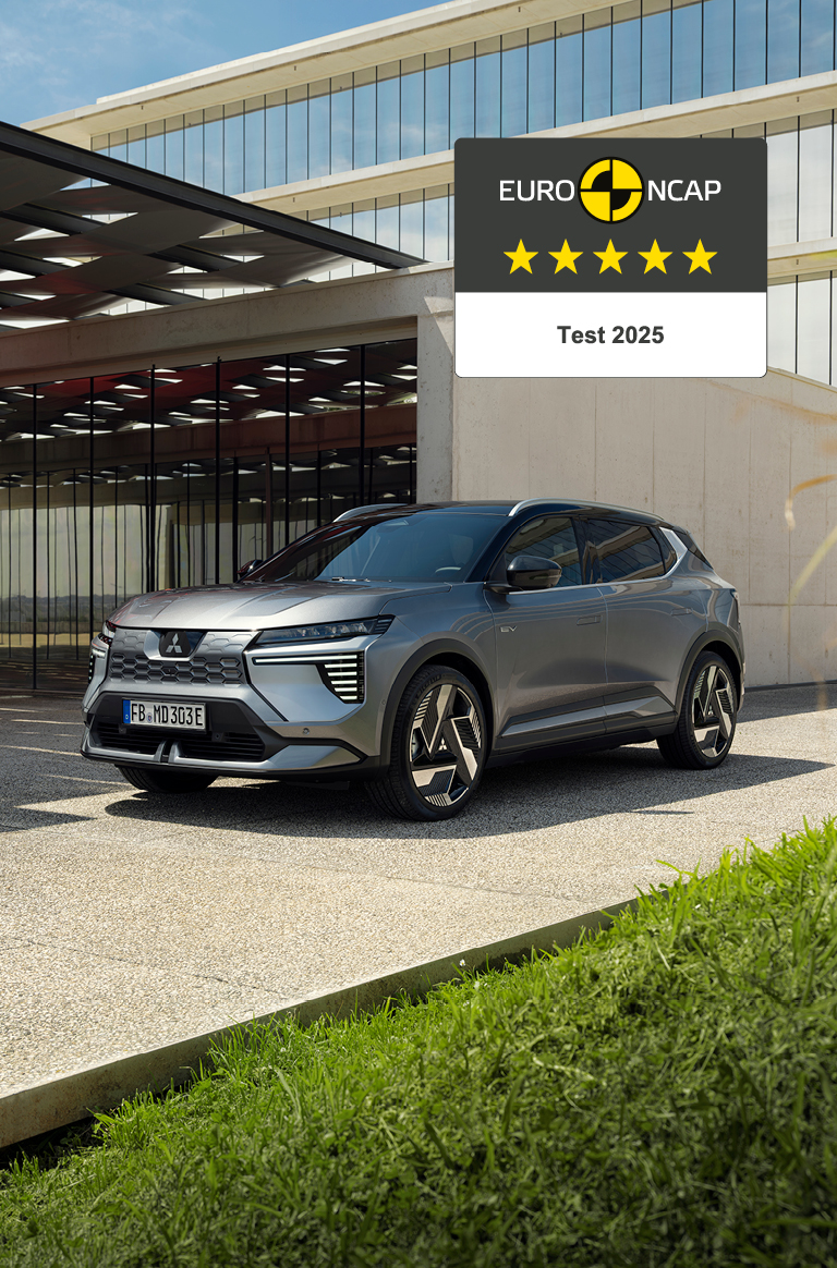 Der neue Mitsubishi Eclipse Cross steht vor einer Galerie, rechts daneben das 5-Sterne-Euro NCAP-Logo.