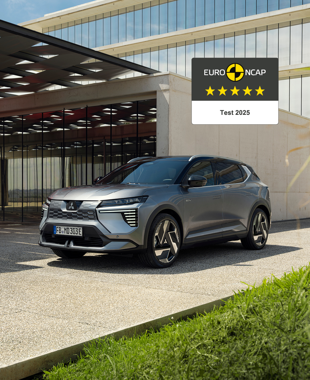 Der neue Mitsubishi Eclipse Cross steht vor einer Galerie, rechts daneben das 5-Sterne-Euro NCAP-Logo.