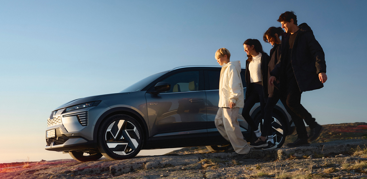 Der neue Mitsubishi Eclipse Cross steht in einer bepflanzten, modernen Galerie.