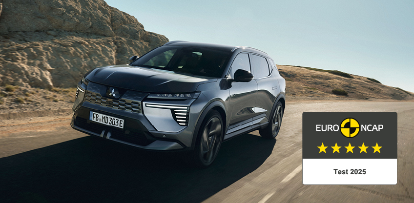 Der neue Mitsubishi Eclipse Cross f&auml;hrt auf der Stra&szlig;e, rechts daneben das 5-Sterne-Euro NCAP-Logo.