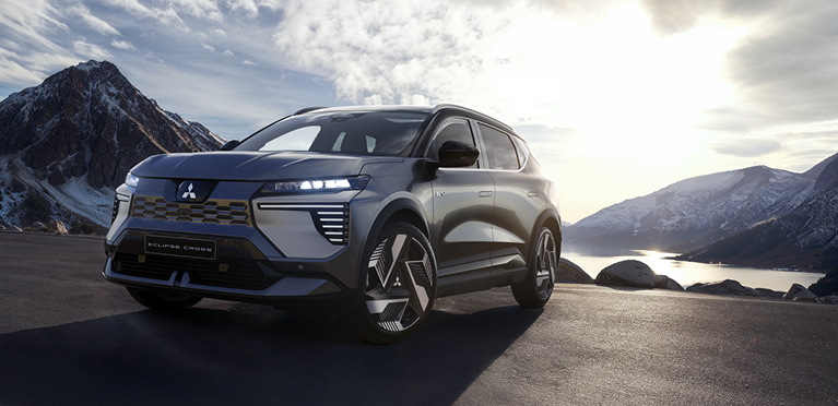 Der neue Mitsubishi Eclipse Cross steht im Sonnenlicht an einem Bergsee.