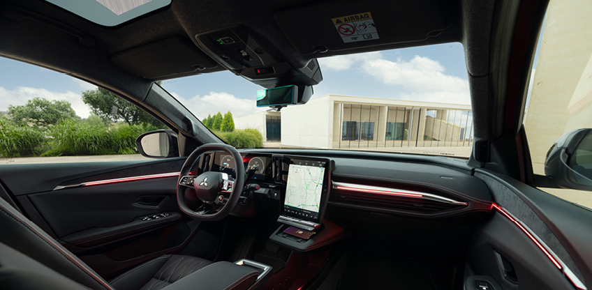 Der Innenraum des neuen Mitsubishi Eclipse Cross wird vom roten Ambient Light erhellt.