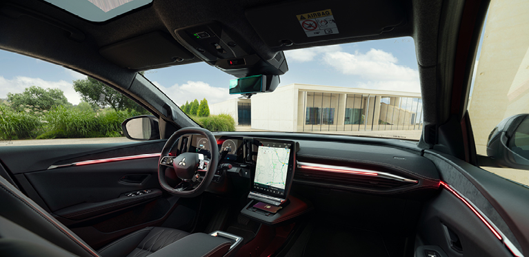 Der Innenraum des neuen Mitsubishi Eclipse Cross wird vom roten Ambient Light erhellt.