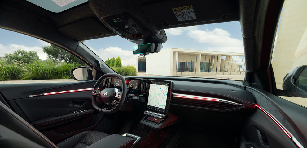 Der Innenraum des neuen Mitsubishi Eclipse Cross wird vom roten Ambient Light erhellt.