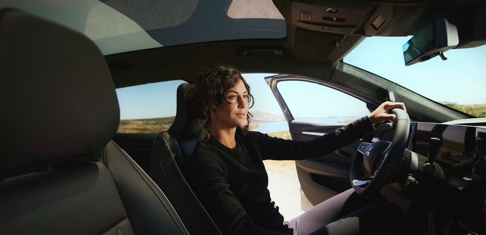 Eine Frau sitzt mit offener T&uuml;r auf dem Fahrersitz des neuen Mitsubishi Eclipse Cross.