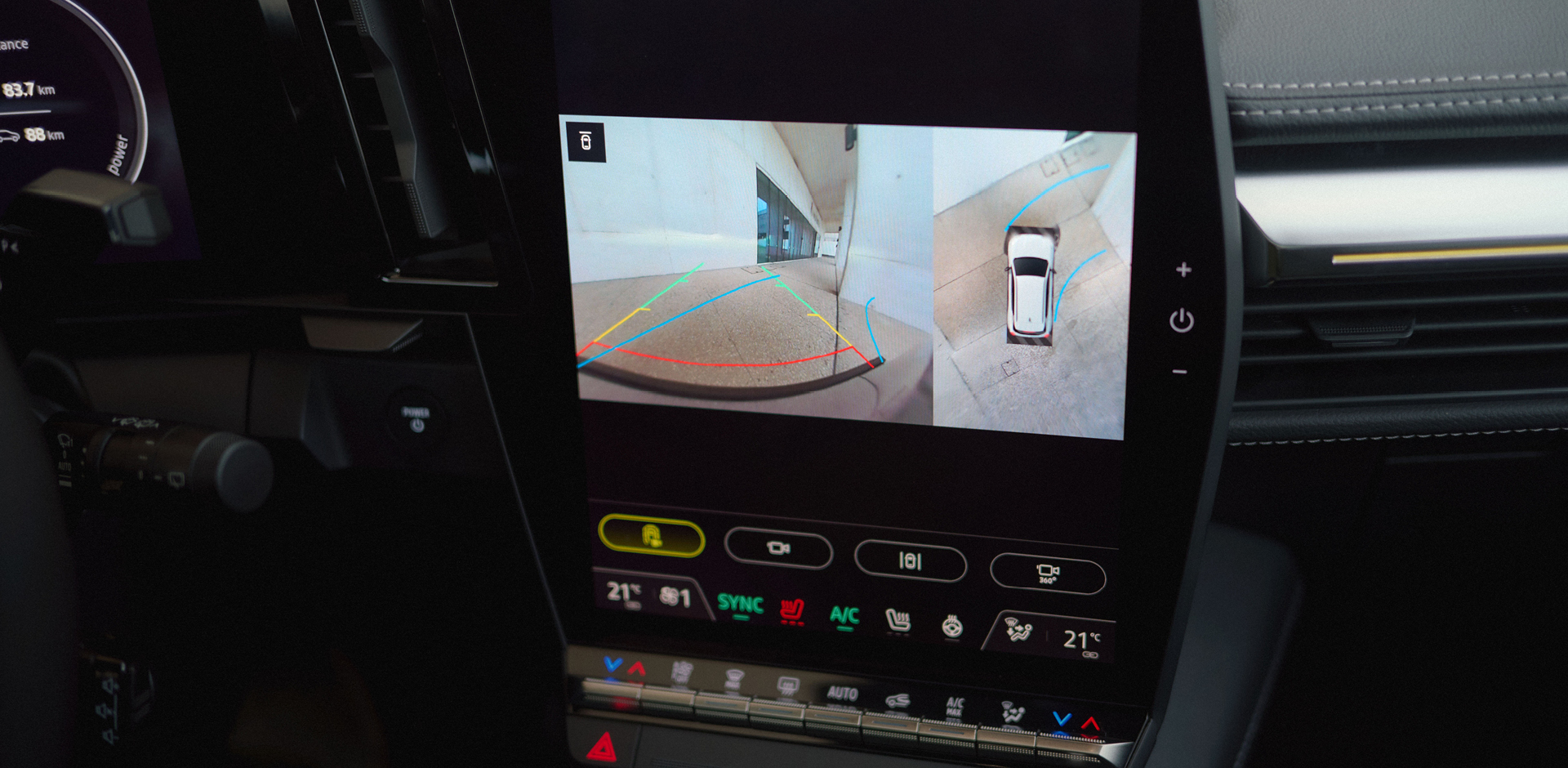 Die Einparkhilfe zeigt im Display des Infotainments die R&uuml;cksicht und die Vogelperspektive des neuen Eclipse Cross.