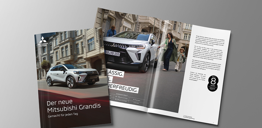 Fahrender Grandis vor einem st&auml;dtischen Geb&auml;ude