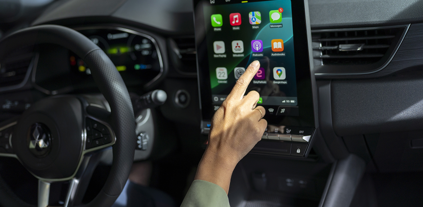 Frauenhand bedient den Touchdisplay im Grandis