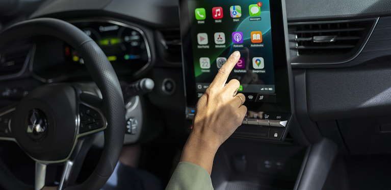 Weibliche Hand bedient den Touchscreen im Grandis