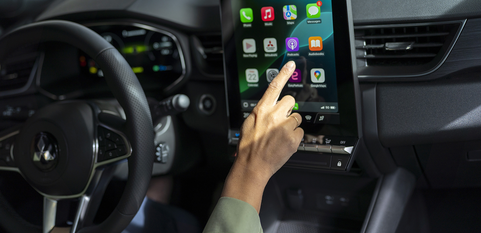 Weibliche Hand bedient den Touchscreen im Grandis