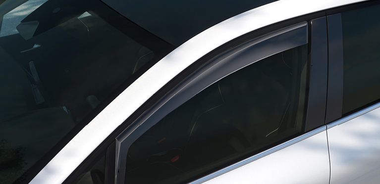 Nahaufnahme eines Windabweisers am Fahrerfenster des Mitsubishi Grandis.