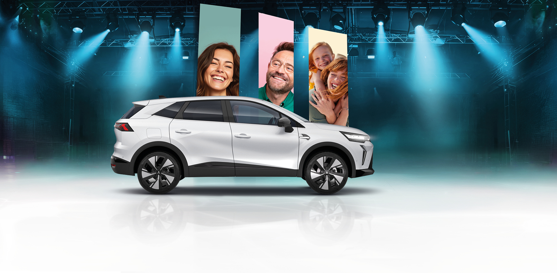 Wei&szlig;er Mitsubishi Grandis Intro Edition auf einer B&uuml;hne mit B&uuml;hnenbeleuchtung, im Hintergrund l&auml;chelnde Familienmitglieder