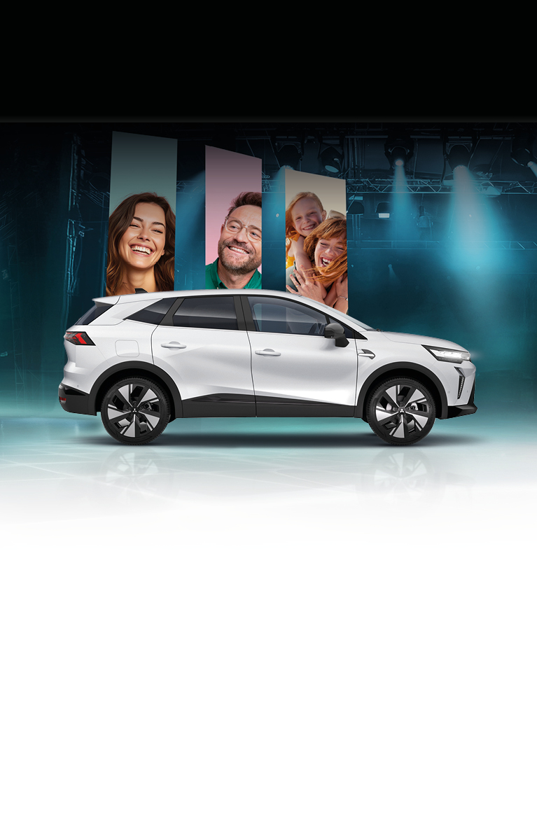 Wei&szlig;er Mitsubishi Grandis Intro Edition auf einer B&uuml;hne mit B&uuml;hnenbeleuchtung, im Hintergrund l&auml;chelnde Familienmitglieder