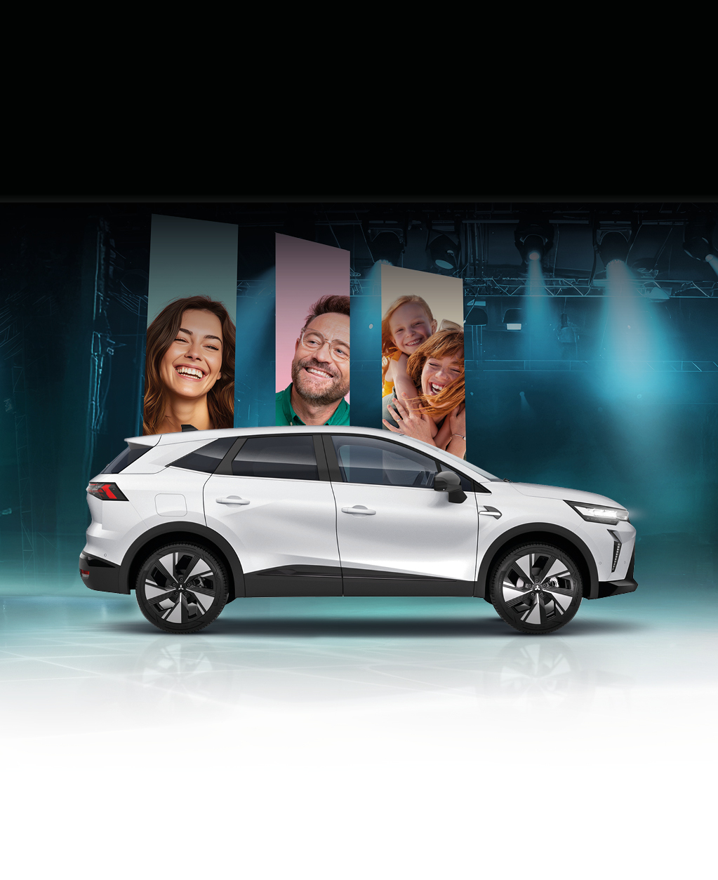 Wei&szlig;er Mitsubishi Grandis Intro Edition auf einer B&uuml;hne mit B&uuml;hnenbeleuchtung, im Hintergrund l&auml;chelnde Familienmitglieder