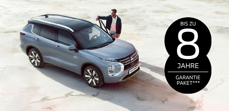 Ein Mann steht neben dem Outlander.