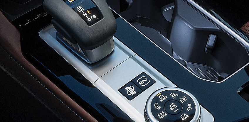 Automatik-Schaltung und Fahrmodi-Regler eines Mitsubishi Outlander, Nahaufnahme des Mittelkonsolenbereichs